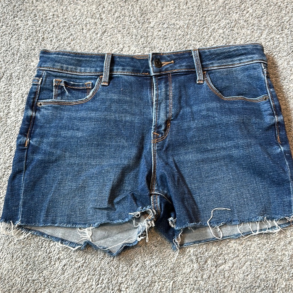 Women’s Old Navy dark denim faded distressed jeans shorts.